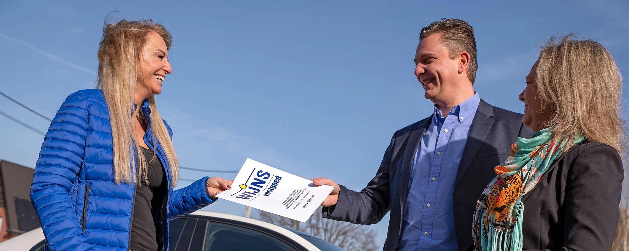 Makelaar overhandigt contract